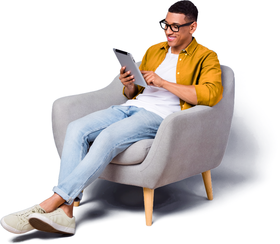 Person mit Tablet im Sessel